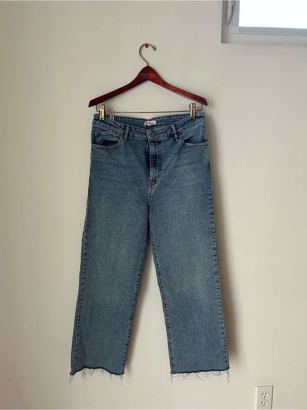 Morrison Classic Straight-Leg Women’s Jeans in Light Blue Denim
